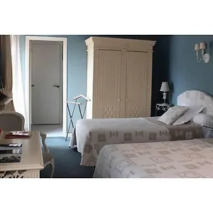 hostellerie-la-poularde.hotels-rhonealpes.com/